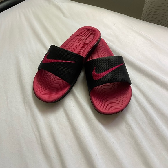 Pink and black Nike slides - Picture 2 of 3